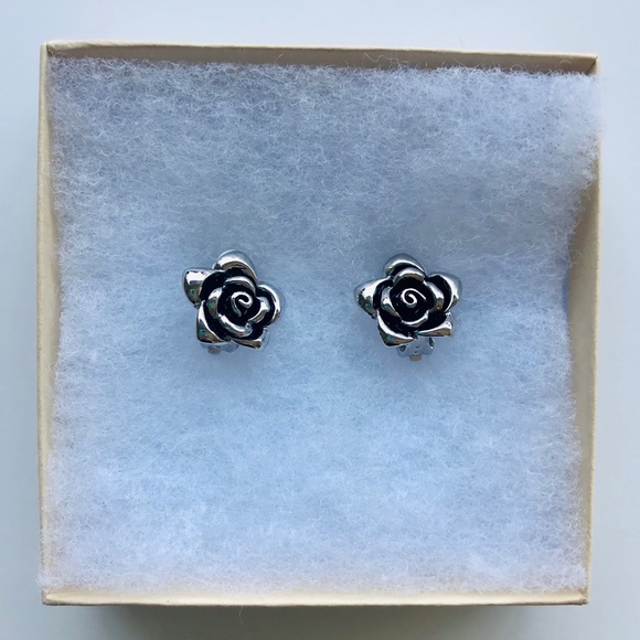 Vintage Silver Floral Clip-On Earrings - Picture 3 of 4